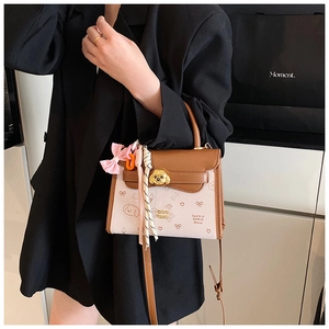 Dettaglio della borsa vintage con chiusura in metallo teddy e fiocco rosa decorativo