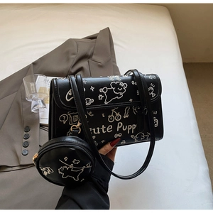 Detalle de bolso de hombro en PU negro con bordado de dibujos y monedero a juego
