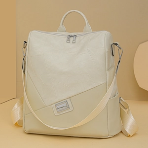 Dettaglio dello zaino in pelle beige con trama litchi e cerniera in metallo