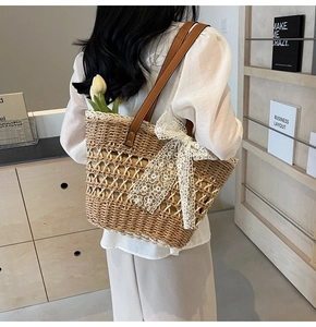 Sac fourre-tout en paille avec lanières en cuir marron et nœud en dentelle blanche