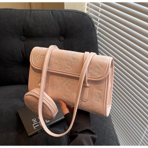 Detalle de bolso rosa de cuero PU con grabado de dibujos y monedero desmontable