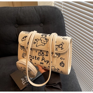 Detalle de bolso de hombro en cuero PU blanco con ilustraciones de cachorros lindos