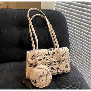 Detalle de bolso crema con estampados de cachorros graffiti y un pequeño monedero redondo