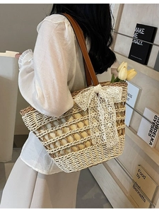 Sac fourre-tout en paille tissé main avec nœud en dentelle et anses en cuir élégant