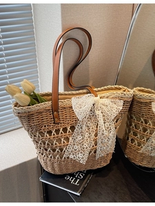 Sac cabas en paille tissé à la main avec nœud en dentelle blanche et anses en cuir brun
