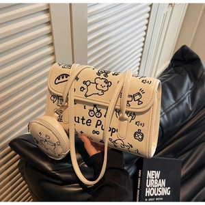 Detalle del bolso bandolera de PU crema con lindas ilustraciones de cachorros negros
