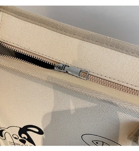 Nahaufnahme von Metallreißverschluss und hochwertiger Canvas-Textur mit Hundedruck