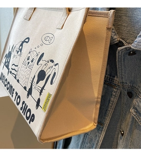 Detailansicht der beigefarbenen Segeltuchtasche mit Cartoon-Print und stabilen Nähten