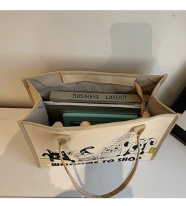 Makroansicht der beigen Canvas-Tasche mit großem Fassungsvermögen für Bücher und Tablets