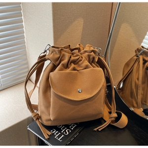 Borsa a secchiello in tela con coulisse e tasca con patta in stile casual marrone