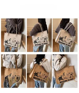 Detailansicht der Canvas-Tragetasche mit Cartoon-Tiermotiven an einem Model