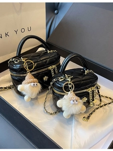 Chic quilted rhombic chain bag set in black leather with gold camellia charm