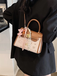 Borsa a tracolla retrò marrone e bianca con chiusura a orsetto dorato e stampa