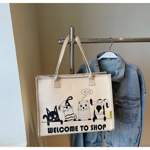 Detailansicht der Canvas-Einkaufstasche mit niedlichem Hunde-Cartoon und Logo-Etikett