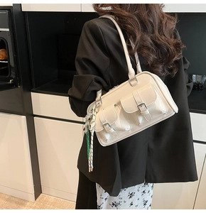 Dettaglio della borsa Boston crema con tasche vintage e ornamento foulard intrecciato