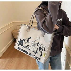 Detailansicht einer großen Canvas-Tasche mit süßen Comic-Tieren und Seilgriffen