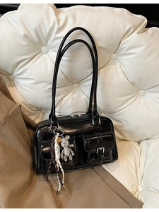 Borsa Boston retrò in vernice nera con doppie tasche e ciondolo a forma di orso