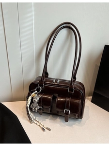 Borsa Boston lucida marrone scuro con tasche anteriori e ciondolo a forma di orso