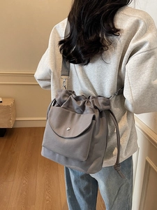 Moderna borsa a secchiello in tela antracite con coulisse e tracolla in nylon regolabile