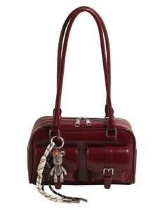 Borsa Boston retrò rosso scuro in pelle lucida con ciondolo a forma di orsetto 3D