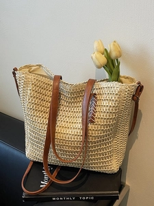 Grand sac cabas en paille beige avec anses en cuir marron et décor de tulipe