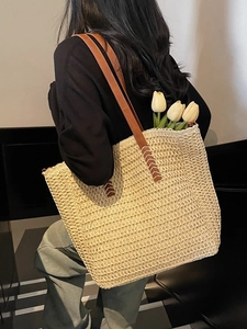 Grand sac cabas en paille minimaliste avec anses en cuir marron et design tissé