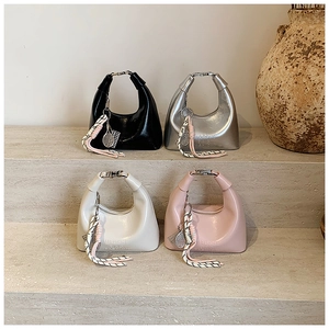 Détails des sacs à main rétro en cuir ciré avec lettres embossées en quatre couleurs