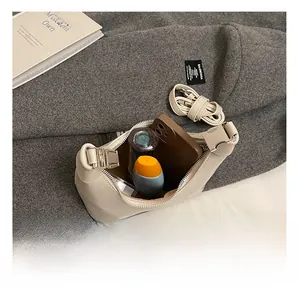 Détails de l'intérieur spacieux de ce sac à main en cuir beige pour les essentiels du quotidien