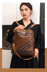 Detail des Vintage-Rucksacks aus braunem PU-Leder mit Reißverschlüssen und Trageriemen