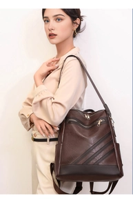 Details des dunkelbraunen Vintage-PU-Lederrucksacks mit mehreren Reißverschlusstaschen
