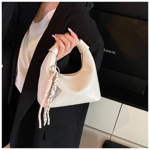 Vue détaillée du sac hobo en cuir PU blanc crème avec un accessoire de nœud élégant