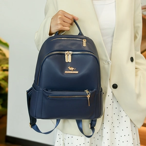 Dettaglio zaino in pelle PU blu scuro con logo a canguro dorato e zip in metallo