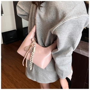 Détail du sac hobo rose avec logo She Fashion et accessoire raquette de tennis
