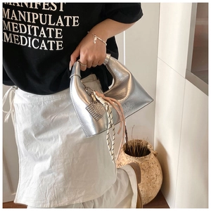 Détail du sac croissant argenté avec gaufrage BAG FASHION et breloque raquette de tennis