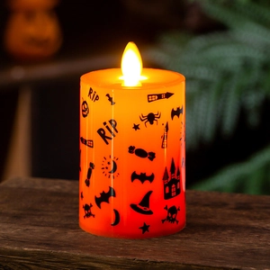 Dettaglio candela LED arancione con stampe di Halloween di pipistrelli e zucche