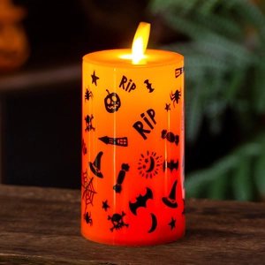 Dettaglio candela LED di Halloween con testo RIP e sagome di zucca spettrali