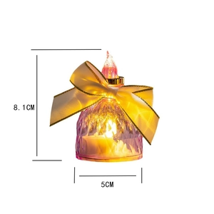 Détail d'une bougie LED rose avec nœud jaune, hauteur de 8,1 cm et diamètre de base 5 cm