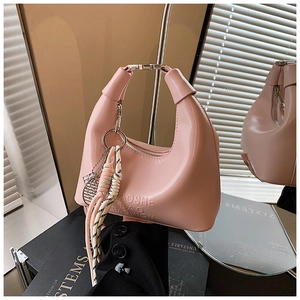 Détail du sac à main rose en cuir brillant avec gaufrage JAOSHE et breloque raquette