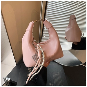 Détails du sac à main rose en cuir PU avec boucle dorée et pendentif tissé chic