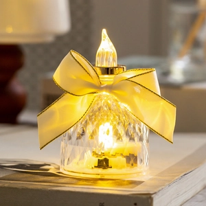 Bougie LED décorative avec socle en cristal et élégant ruban de couleur crème
