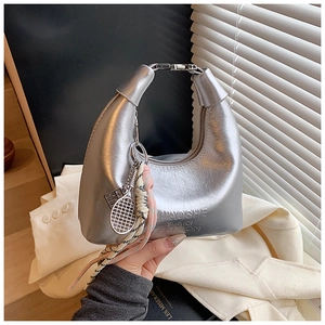 Gros plan du sac hobo argenté avec logo Miaoshe gaufré et pendentif de raquette métal