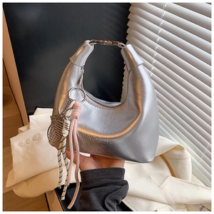 Détails du sac demi-lune argenté avec logo Miaoshe gaufré et pendentifs en corde