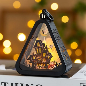 Halloween lantaarn met warme LED pompoen silhouet en zwart driehoekig frame ontwerp