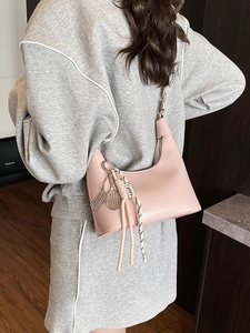 Sac hobo rose en demi-lune pour femmes avec breloque tennis et imprimé lettres