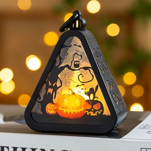 Halloween decoratieve lantaarn met pompoen silhouet en warme LED verlichting detail