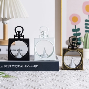 Quadratische minimalistische tragbare LED-Laternen in Schwarz, Weiß und Bronze Deko