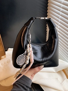 Sac à main hobo noir brillant avec breloque raquette de tennis argentée et boucle