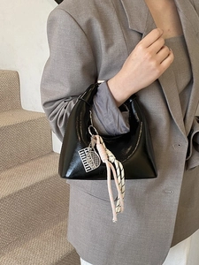 Sac hobo chic en cuir verni noir avec des breloques uniques pour femmes modernes
