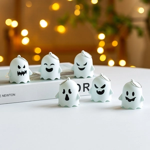 Sechser-Set Halloween-Geister-Anhänger mit lustigen Gesichtern auf weißem Hintergrund