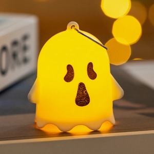 Detail von Halloween-Geist LED-Licht mit Aufhängering und warmem gelbem Leuchten